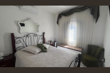 Casa à venda com 245m², 6 quartos e 3 vagas Casa à venda com 245m², 6 quartos e 3 vagasQuarto 1