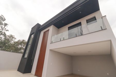 Casa à venda com 260m², 3 quartos e 2 vagasFachada