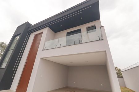 Casa à venda com 260m², 3 quartos e 2 vagasFachada