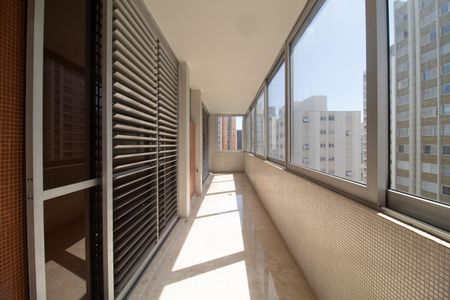 Apartamento à venda com 520m², 5 quartos e 4 vagas Apartamento à venda com 520m², 5 quartos e 4 vagasVaranda da Suíte 4