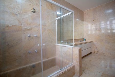 Apartamento à venda com 520m², 5 quartos e 4 vagas Apartamento à venda com 520m², 5 quartos e 4 vagasBanheiro da Suíte 3