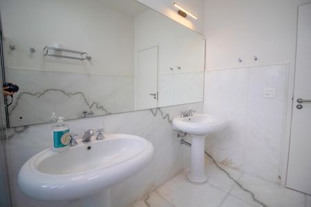 Apartamento à venda com 520m², 5 quartos e 4 vagas Apartamento à venda com 520m², 5 quartos e 4 vagasBanheiro da Suíte 5