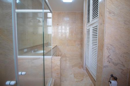 Apartamento à venda com 520m², 5 quartos e 4 vagas Apartamento à venda com 520m², 5 quartos e 4 vagasBanheiro da Suíte 3