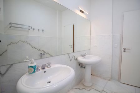 Apartamento à venda com 520m², 5 quartos e 4 vagas Apartamento à venda com 520m², 5 quartos e 4 vagasBanheiro da Suíte 4