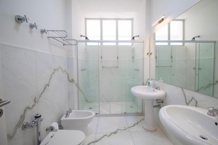 Apartamento à venda com 520m², 5 quartos e 4 vagas Apartamento à venda com 520m², 5 quartos e 4 vagasBanheiro da Suíte 4