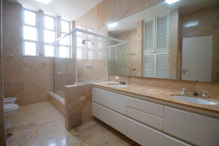 Apartamento à venda com 520m², 5 quartos e 4 vagas Apartamento à venda com 520m², 5 quartos e 4 vagasBanheiro da Suíte 3