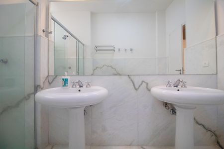 Apartamento à venda com 520m², 5 quartos e 4 vagas Apartamento à venda com 520m², 5 quartos e 4 vagasBanheiro da Suíte 4