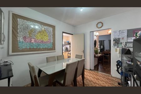 Casa à venda com 200m², 4 quartos e 3 vagas Casa à venda com 200m², 4 quartos e 3 vagasSala