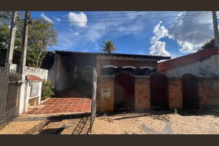 Casa à venda com 200m², 4 quartos e 3 vagas Casa à venda com 200m², 4 quartos e 3 vagasÁrea Externa