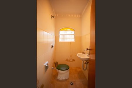 Casa à venda com 380m², 4 quartos e 4 vagasBanheiro de Serviço 2