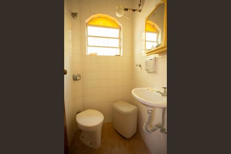 Casa à venda com 380m², 4 quartos e 4 vagasBanheiro de Serviço