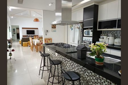 Casa à venda com 174m², 2 quartos e 3 vagas Casa à venda com 174m², 2 quartos e 3 vagasCOZINHA