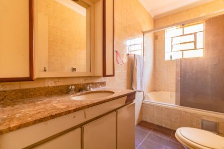 Casa à venda com 300m², 3 quartos e 4 vagasBanheiro da Suíte