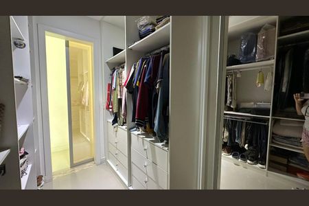 Casa de condomínio à venda com 350m², 3 quartos e 2 vagas Casa de condomínio à venda com 350m², 3 quartos e 2 vagasCloset