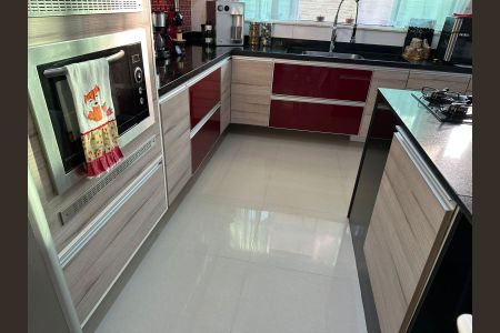 Casa de condomínio à venda com 350m², 3 quartos e 2 vagas Casa de condomínio à venda com 350m², 3 quartos e 2 vagasCozinha