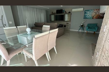 Casa de condomínio à venda com 350m², 3 quartos e 2 vagas Casa de condomínio à venda com 350m², 3 quartos e 2 vagasSala