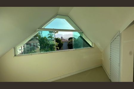 Casa de condomínio à venda com 350m², 3 quartos e 2 vagas Casa de condomínio à venda com 350m², 3 quartos e 2 vagasSótão