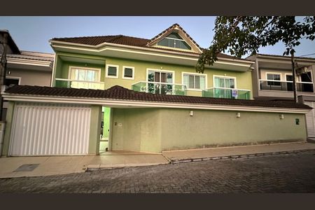 Casa de condomínio à venda com 350m², 3 quartos e 2 vagas Casa de condomínio à venda com 350m², 3 quartos e 2 vagasFachada