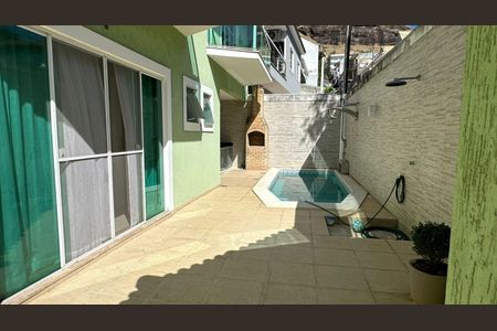 Casa de condomínio à venda com 350m², 3 quartos e 2 vagas Casa de condomínio à venda com 350m², 3 quartos e 2 vagasPiscina