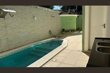 Casa de condomínio à venda com 350m², 3 quartos e 2 vagas Casa de condomínio à venda com 350m², 3 quartos e 2 vagasPiscina