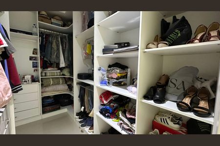 Casa de condomínio à venda com 350m², 3 quartos e 2 vagas Casa de condomínio à venda com 350m², 3 quartos e 2 vagasCloset