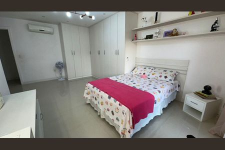 Casa de condomínio à venda com 350m², 3 quartos e 2 vagas Casa de condomínio à venda com 350m², 3 quartos e 2 vagasSuíte 2