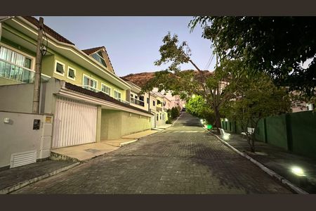 Casa de condomínio à venda com 350m², 3 quartos e 2 vagas Casa de condomínio à venda com 350m², 3 quartos e 2 vagasFachada