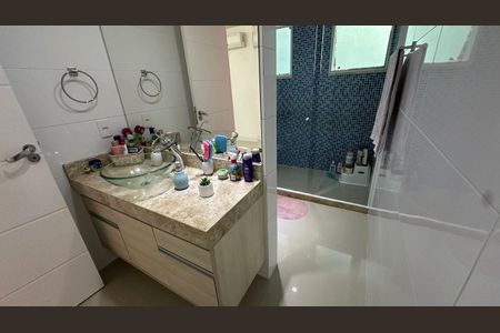Casa de condomínio à venda com 350m², 3 quartos e 2 vagas Casa de condomínio à venda com 350m², 3 quartos e 2 vagasBanheiro das Suítes 1 e 2