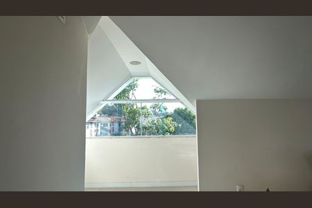 Casa de condomínio à venda com 350m², 3 quartos e 2 vagas Casa de condomínio à venda com 350m², 3 quartos e 2 vagasSótão