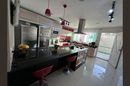 Casa de condomínio à venda com 350m², 3 quartos e 2 vagas Casa de condomínio à venda com 350m², 3 quartos e 2 vagasCozinha