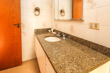 Apartamento à venda com 220m², 3 quartos e 3 vagasBanheiro da Suíte 2