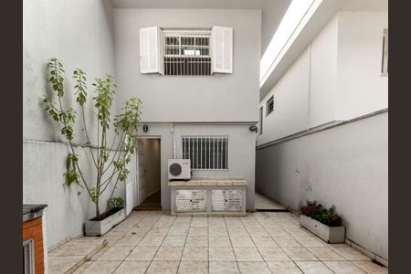 Casa para alugar com 129m², 3 quartos e 2 vagas Casa para alugar com 129m², 3 quartos e 2 vagasFundos