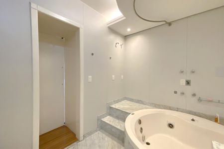 Apartamento para alugar com 213m², 2 quartos e 2 vagas Apartamento para alugar com 213m², 2 quartos e 2 vagasBanheiro da Suíte