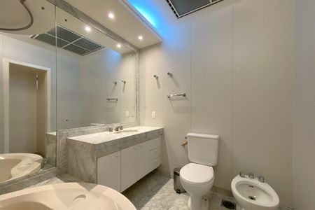 Apartamento para alugar com 213m², 2 quartos e 2 vagas Apartamento para alugar com 213m², 2 quartos e 2 vagasBanheiro da Suíte