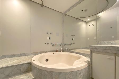 Apartamento para alugar com 213m², 2 quartos e 2 vagas Apartamento para alugar com 213m², 2 quartos e 2 vagasBanheiro da Suíte