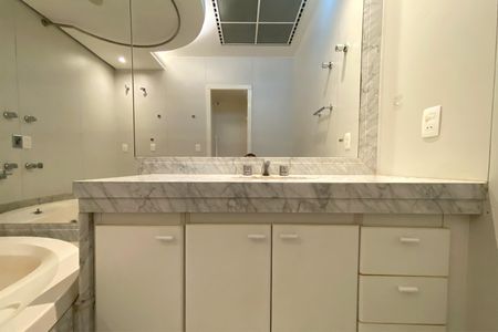 Apartamento para alugar com 213m², 2 quartos e 2 vagas Apartamento para alugar com 213m², 2 quartos e 2 vagasBanheiro da Suíte