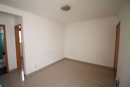 Sala de apartamento à venda com 2 quartos, 45m² em Califórnia, Contagem