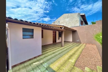 Casa à venda com 166m², 3 quartos e 2 vagas Casa à venda com 166m², 3 quartos e 2 vagasPátio