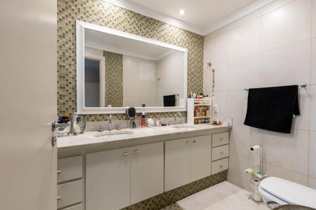 Apartamento para alugar com 210m², 4 quartos e 3 vagas Apartamento para alugar com 210m², 4 quartos e 3 vagasBanheiro da Suíte 1