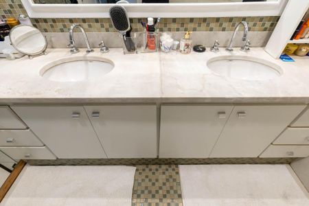 Apartamento para alugar com 210m², 4 quartos e 3 vagas Apartamento para alugar com 210m², 4 quartos e 3 vagasBanheiro da Suíte 1