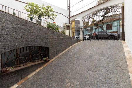 Casa à venda com 309m², 3 quartos e 4 vagas Casa à venda com 309m², 3 quartos e 4 vagasEntrada da Garagem