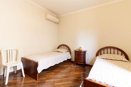 Casa à venda com 309m², 3 quartos e 4 vagas Casa à venda com 309m², 3 quartos e 4 vagasQuarto