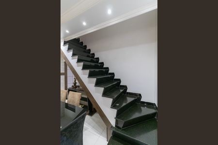 Casa à venda com 126m², 3 quartos e 2 vagas Casa à venda com 126m², 3 quartos e 2 vagasEscada