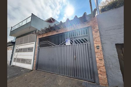 Casa à venda com 130m², 3 quartos e 2 vagas Casa à venda com 130m², 3 quartos e 2 vagasFachada