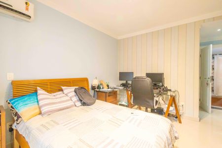 Casa de condomínio à venda com 354m², 4 quartos e 4 vagas Casa de condomínio à venda com 354m², 4 quartos e 4 vagasSuíte 3