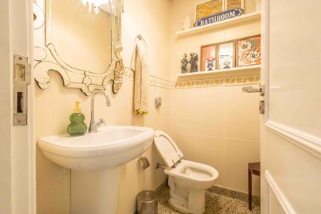 Casa de condomínio à venda com 354m², 4 quartos e 4 vagas Casa de condomínio à venda com 354m², 4 quartos e 4 vagasBanheiro social