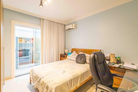 Casa de condomínio à venda com 354m², 4 quartos e 4 vagas Casa de condomínio à venda com 354m², 4 quartos e 4 vagasSuíte 3