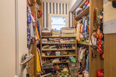 Casa de condomínio à venda com 354m², 4 quartos e 4 vagas Casa de condomínio à venda com 354m², 4 quartos e 4 vagasSuíte 1 closet