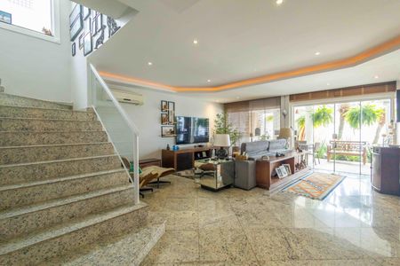 Casa de condomínio à venda com 354m², 4 quartos e 4 vagas Casa de condomínio à venda com 354m², 4 quartos e 4 vagasSala