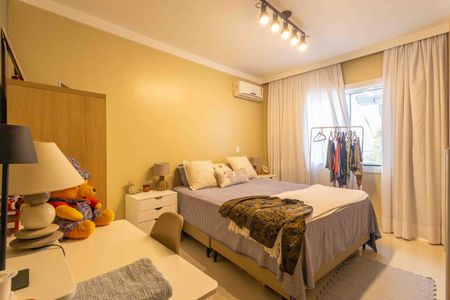 Casa de condomínio à venda com 354m², 4 quartos e 4 vagas Casa de condomínio à venda com 354m², 4 quartos e 4 vagasSuíte 2